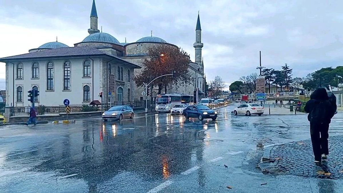 Edirne\'de Şiddetli Yağmur Hayatı Olumsuz Etkiledi
