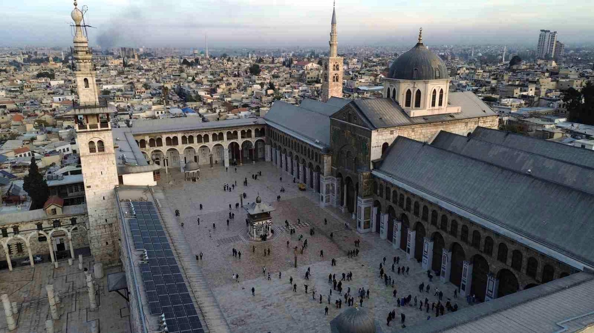 İnsanlar Emevi Camii\'ne Akın Ediyor