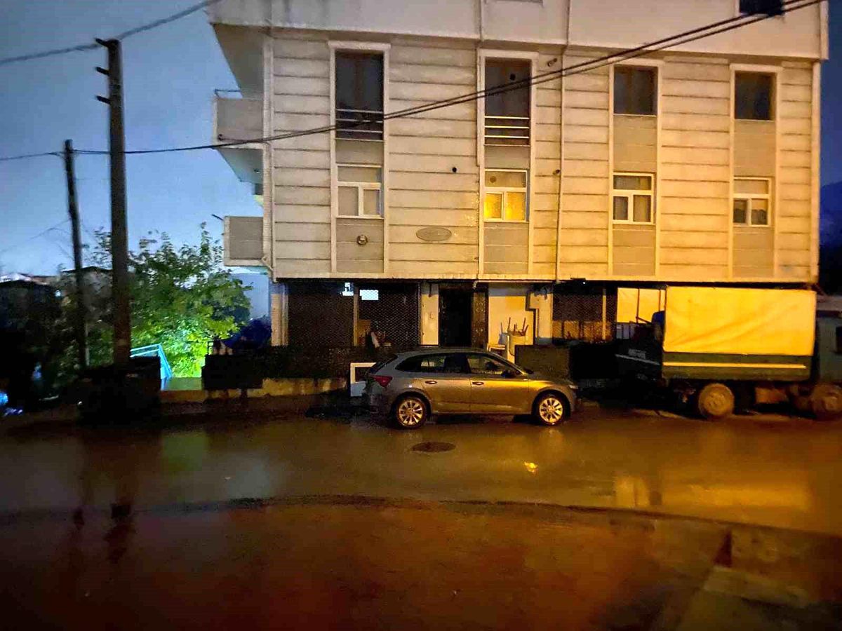 Körfez\'de Yemekte Kanlı İkinci: Arkadaşını Bıçaklayarak Öldürdü