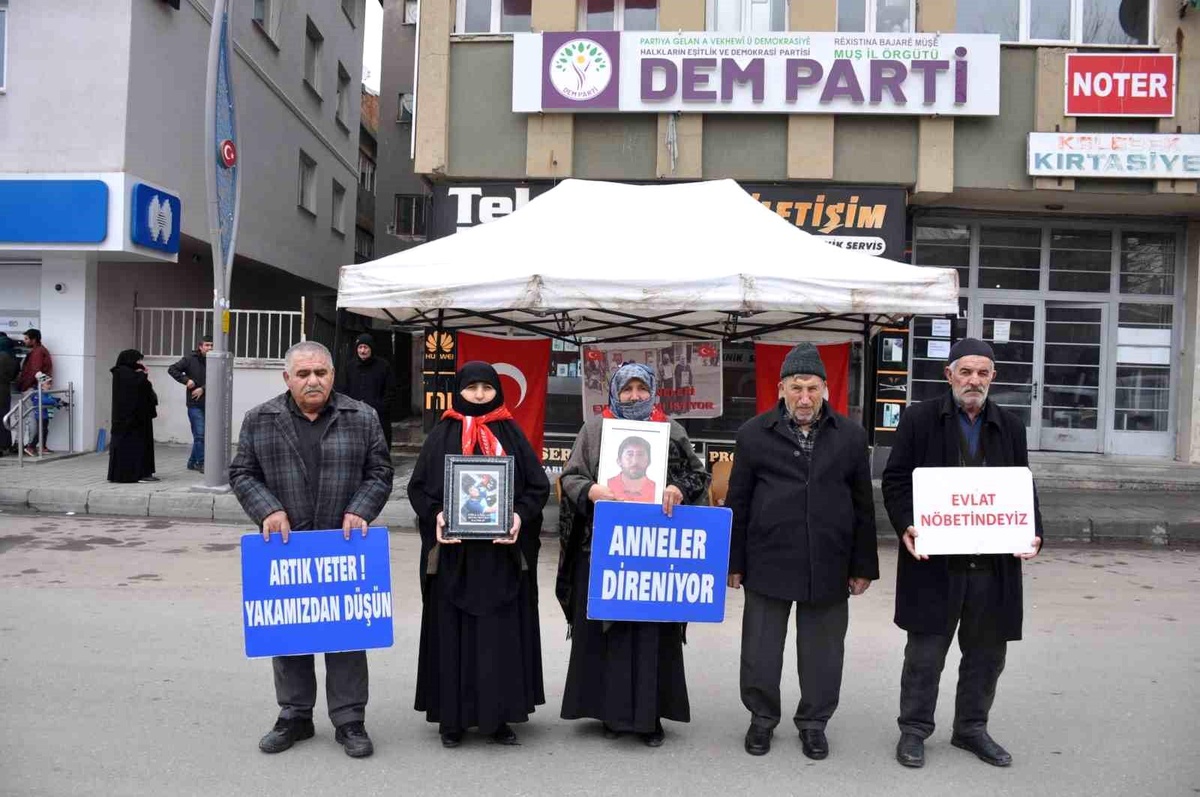 Muş\'ta Ailelerin Evlat Nöbeti Devam Ediyor