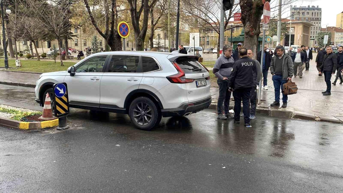 Aracın aynasının çarpması sonucu yere düşen adam başından yaralandı