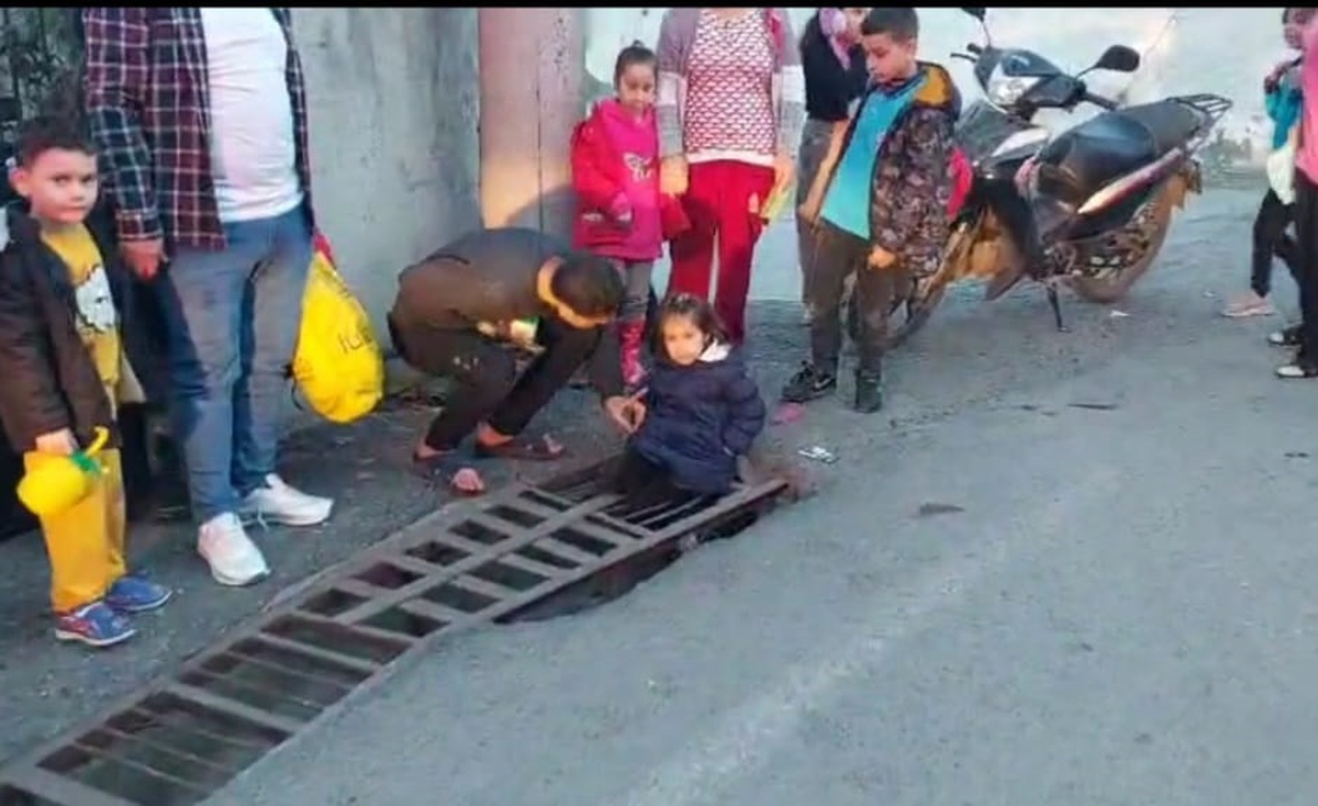 İskenderun\'da Kız Çocuğu Kanalizasyon Mazgalına Sıkıştı, İtfaiye Kurtardı