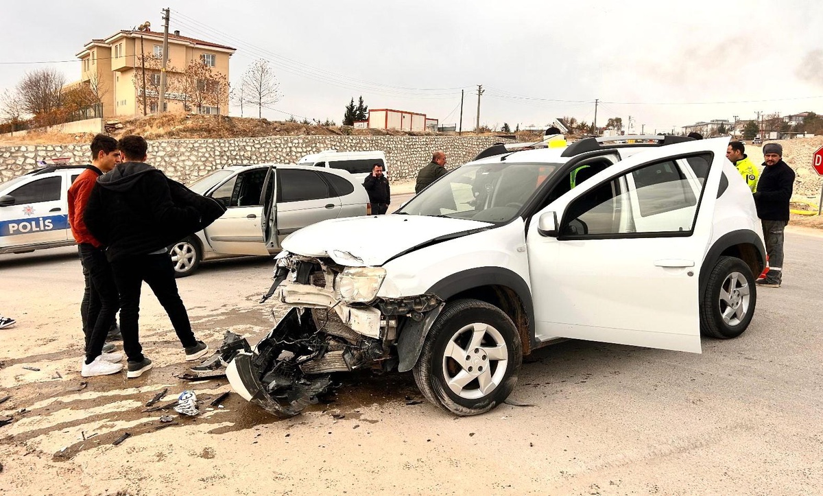 Besni\'de Trafik Kazası: 2 Yaralı