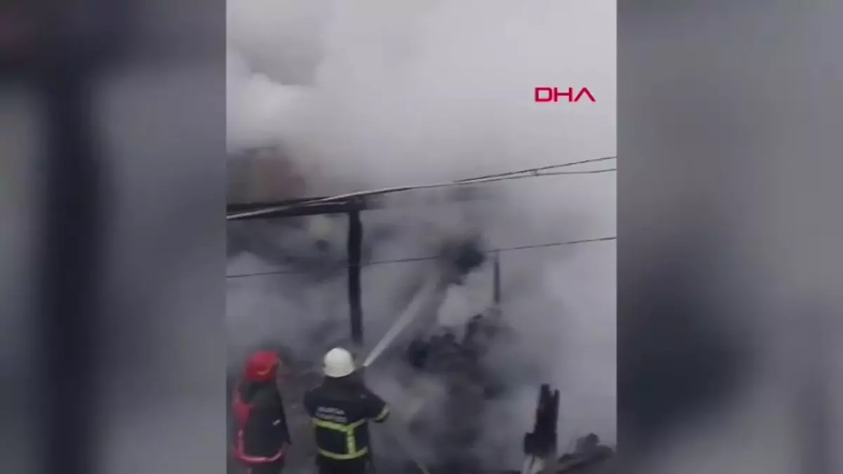 İnegöl\'de Depo Yangını Evin Bitiğine Sıçradı