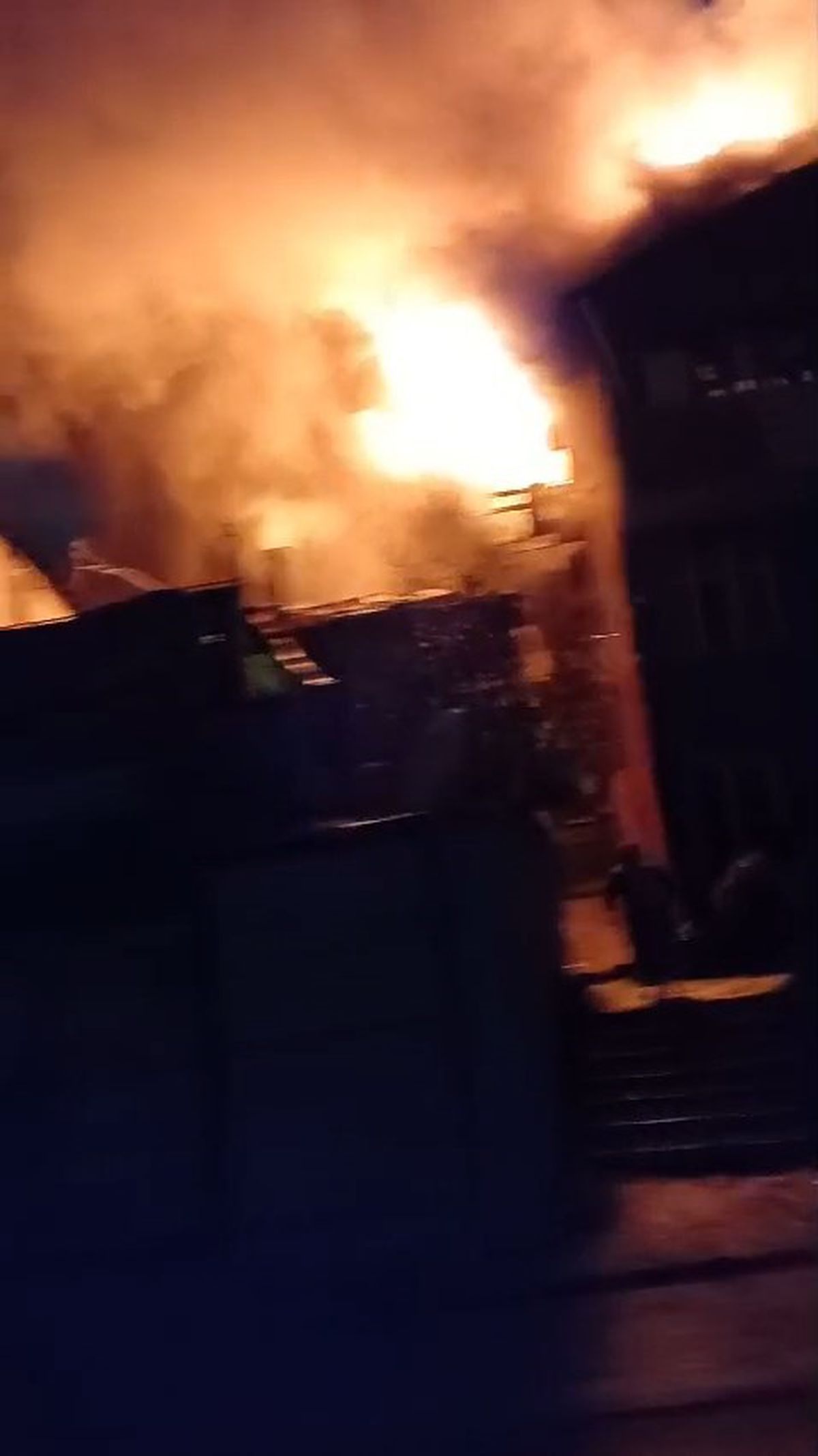 İzmit\'te 3 Katlı Binanın Çatısında Yangın Çıktı