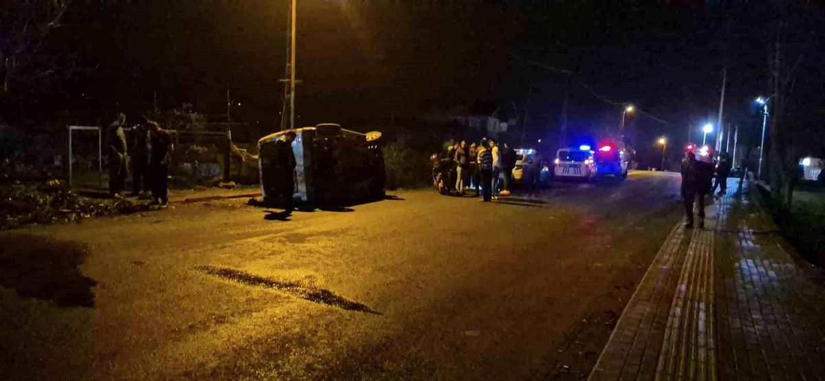 Bartın\'da Devrilen Araçtan Kaçan Gençler Bulundu