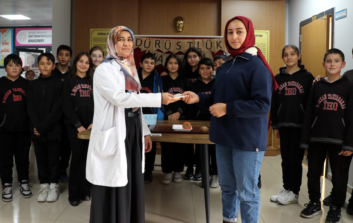 Öğrencilerin Dürüst Manav Projesiyle SMA Hastasına Destek