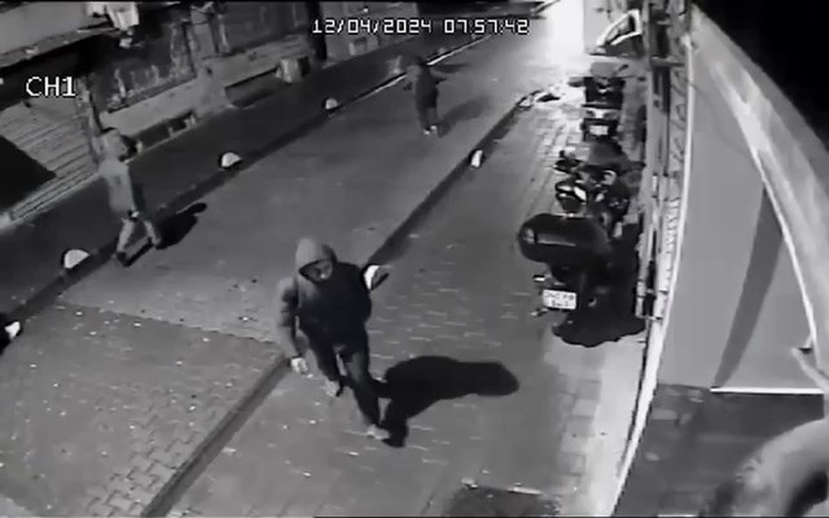 Fatih\'te Elektrikli Skuter Hırsızlığı Kamerada