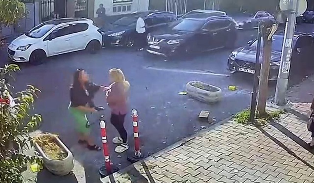 Kedisinin tıraşını beğenmeyen kadın, veterinere saldırdı Kedisinin tıraşını beğenmeyen kadın, veterinere saldırdı