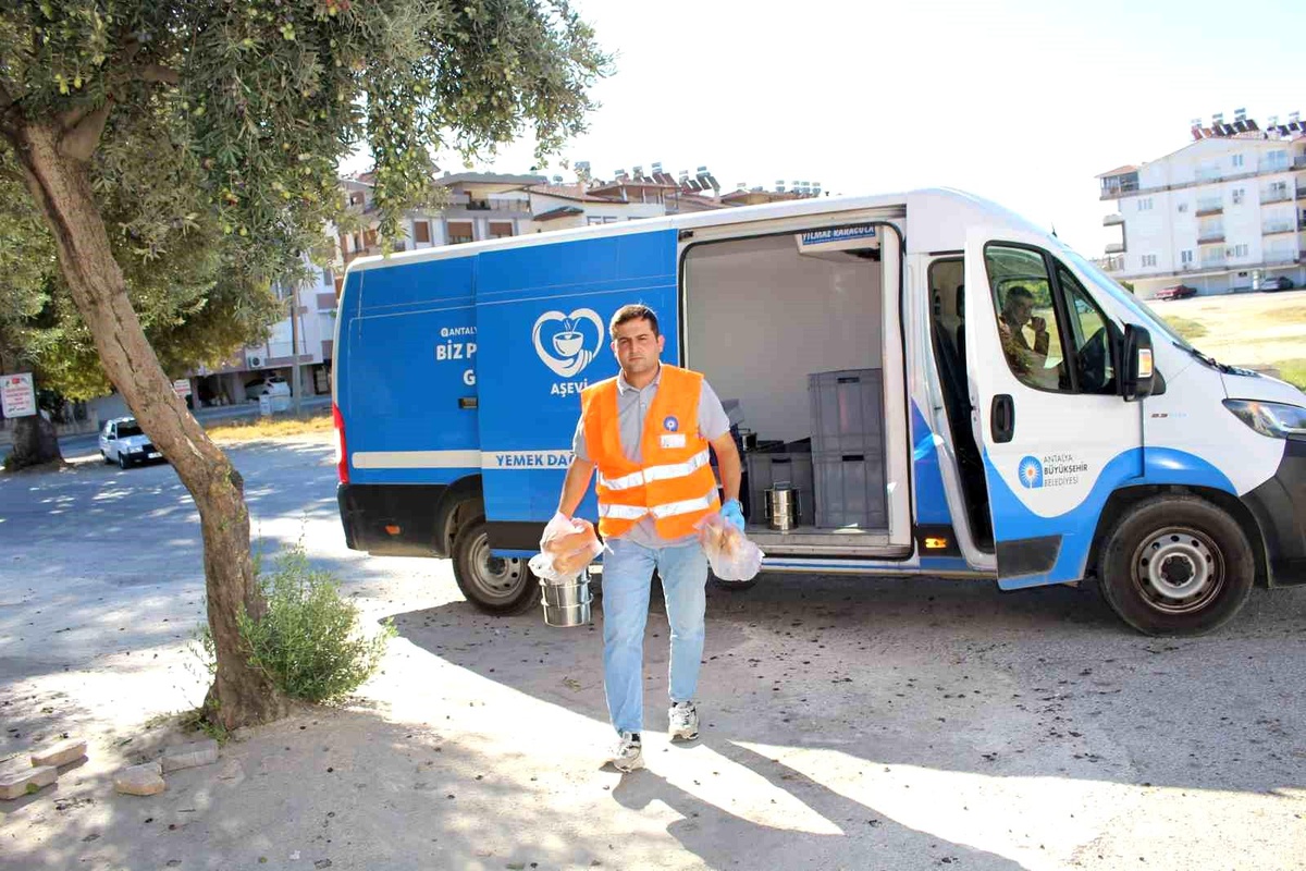 Manavgat\'ta İhtiyaç Sahiplerine Sıcak Yemek Dağıtımı Devam Ediyor