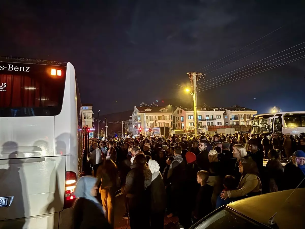 Muğla\'da umre kafilesine otomobilin çarpması sonucu 3 kişi yaralandı