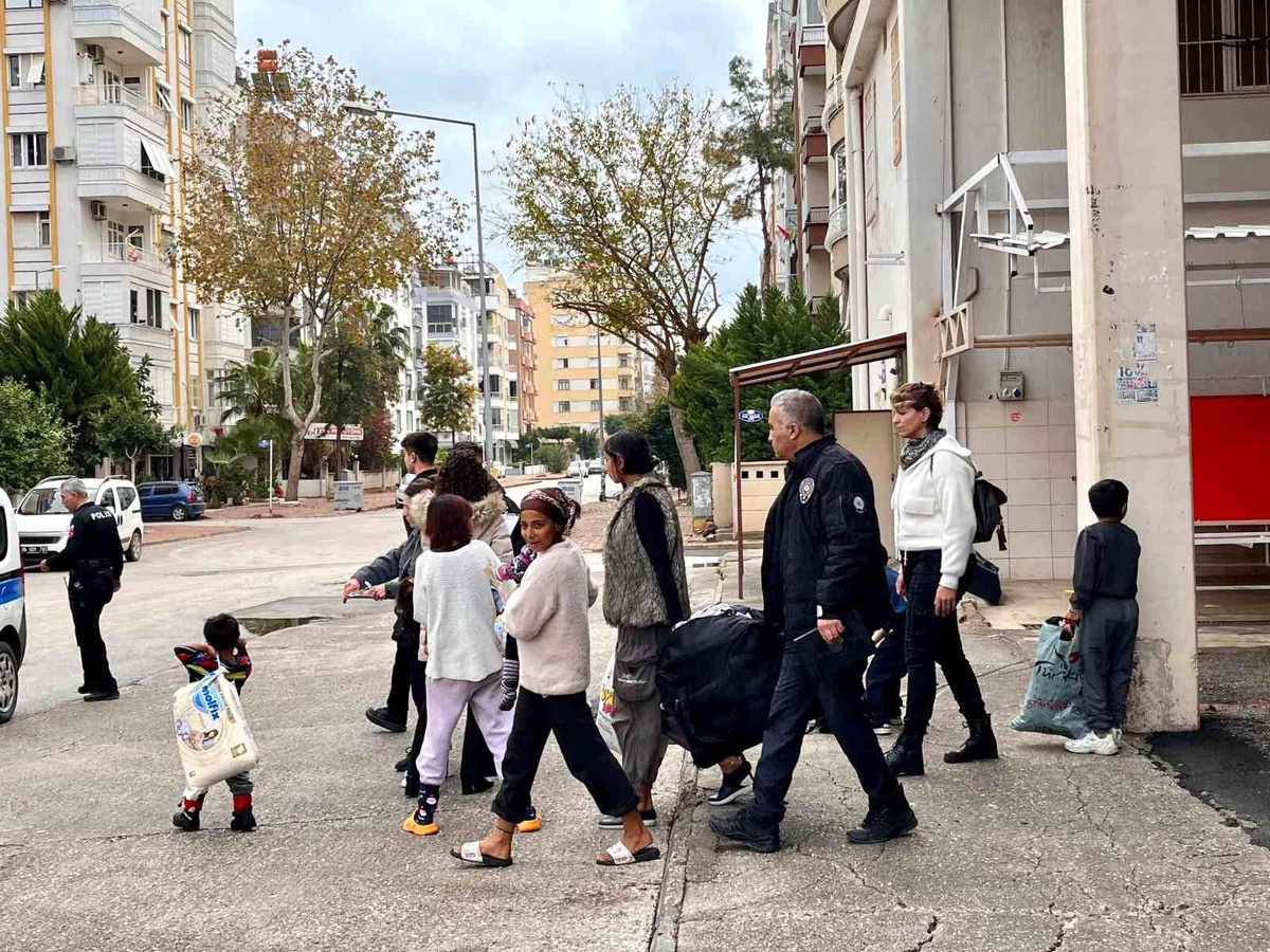 Kapalı Pazar Yerinde Yaşayan Aileye Müdahale