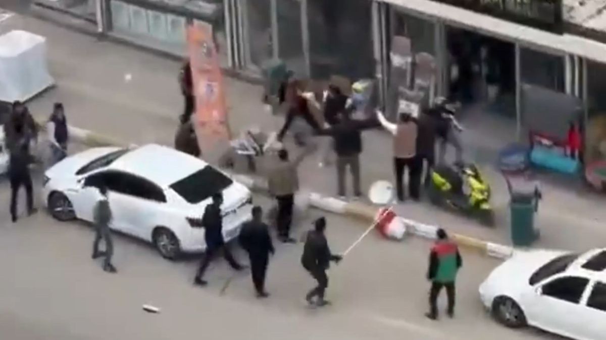 Şanlıurfa\'da Silahlı ve Sopalı Kavga: İki Grup Sokağı Karıştırdı