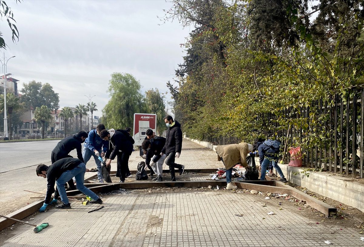 Şam\'da Gönüllü Gençler Sokakları Temizliyor