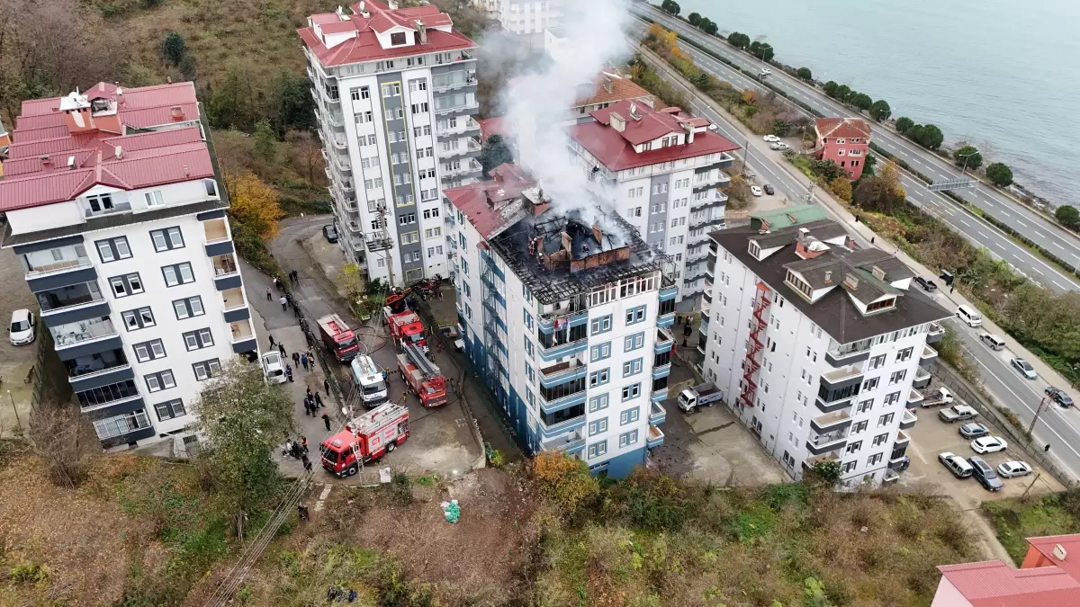 Trabzon\'da 7 Katlı Apartmanın Çatısında Yangın Çıktı