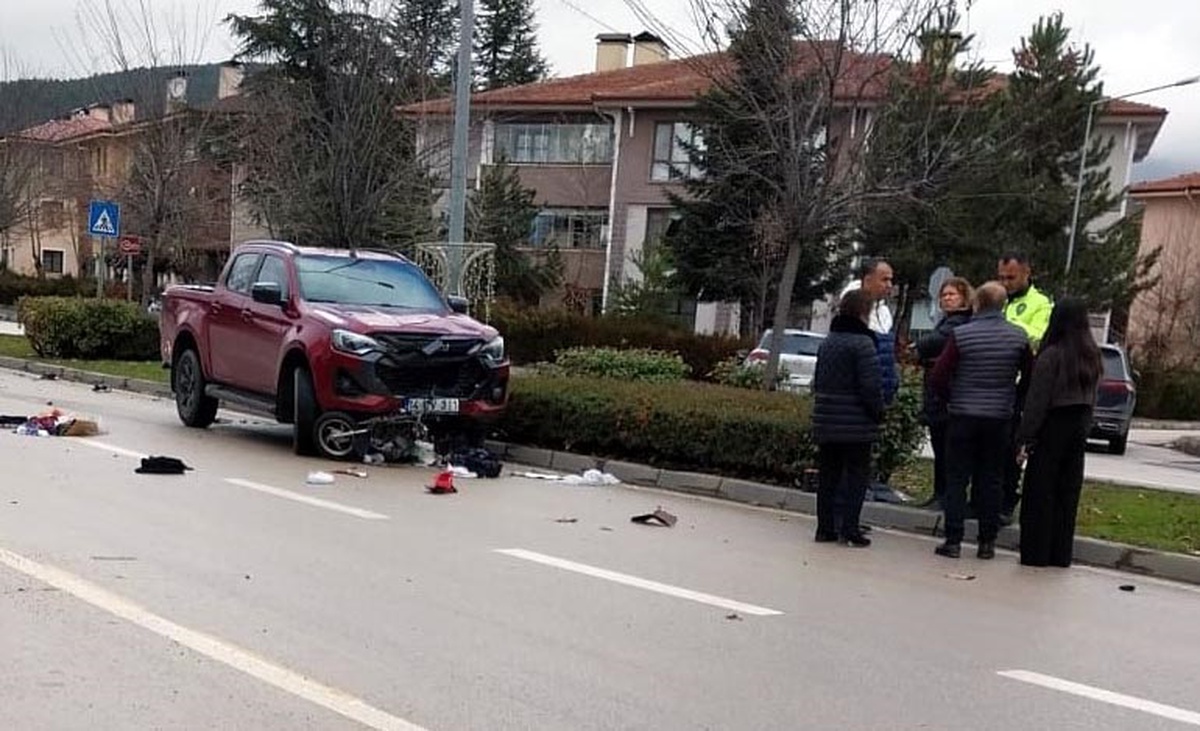 Bolu\'da Yaya Geçidinde Elektrikli Bisikletli Kadın Kamyonetle Çarpıştı, Hayatını Kaybetti