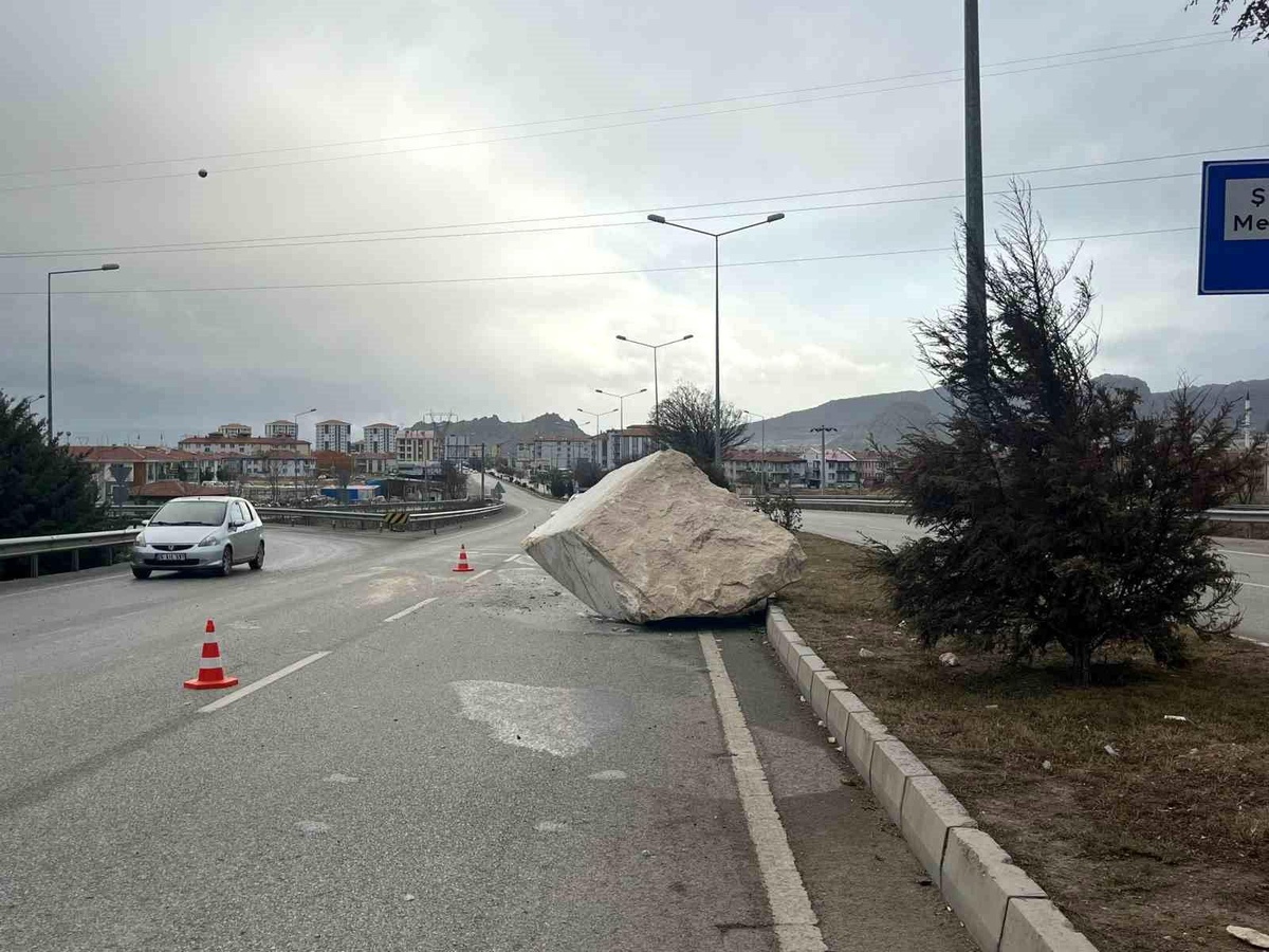 Afyonkarahisar\'da Tırdan Düşen Mermer Trafiği Zora Soktu