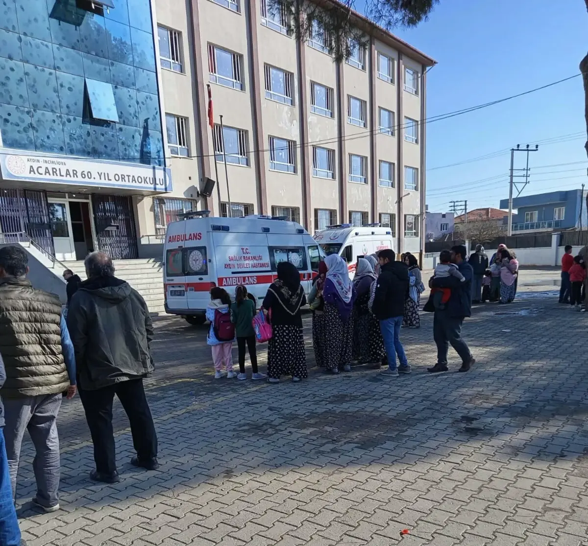 Aydın\'da 37 Öğrenci Gıda Zehirlenmesi Şüphesiyle Hastaneye Kaldırıldı