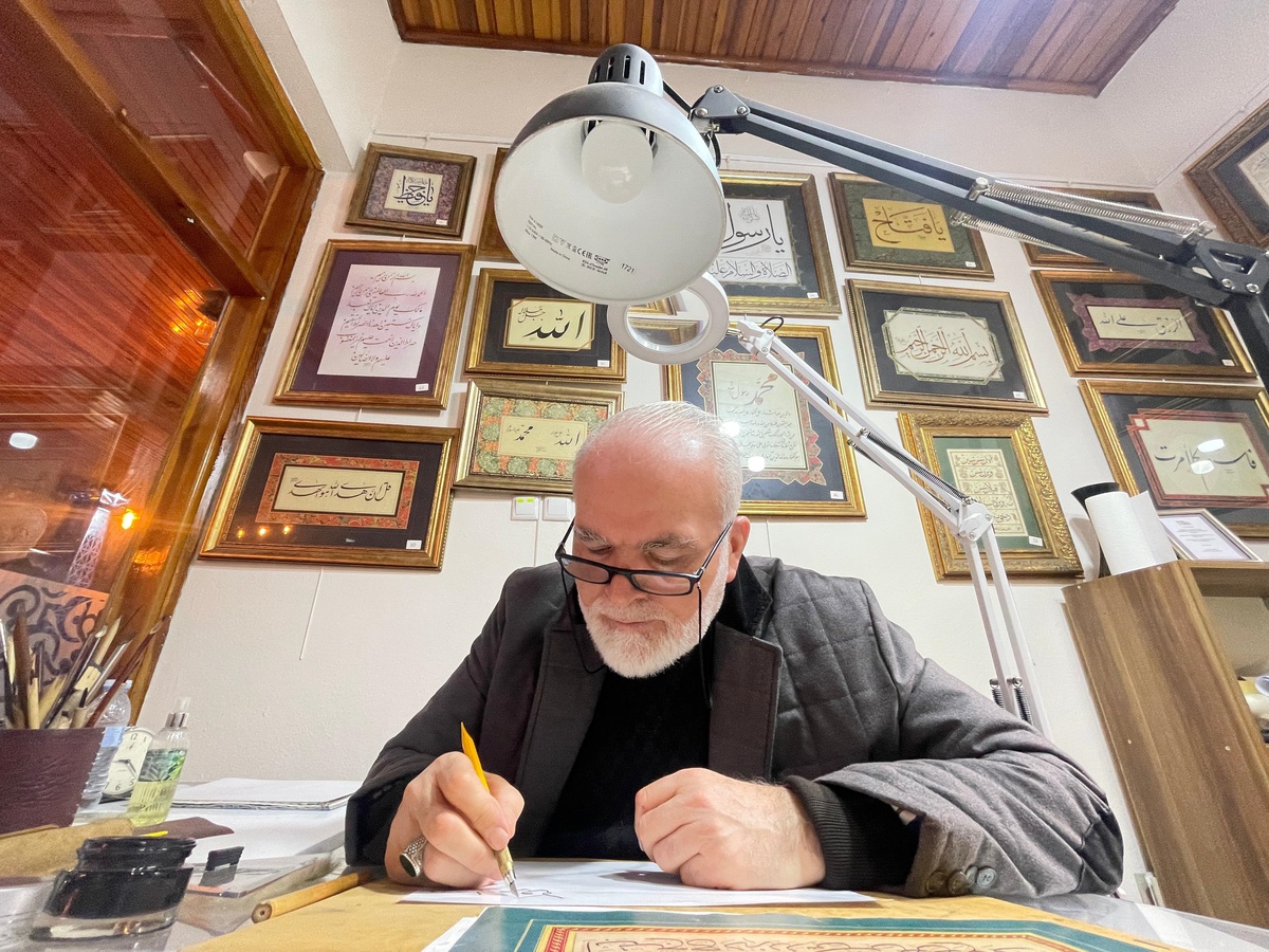 Ekrem Uslu, 60 Yaşında Hat Sanatını Öğrenmeye Başladı