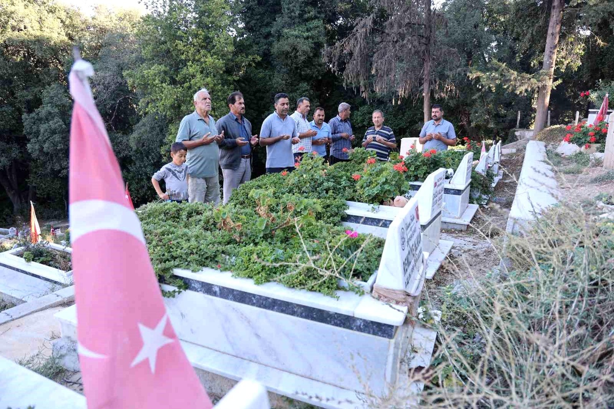 \'Asrın felaketi\'nde 500\'e yakın insanın hayatını kaybettiği mahallede depremin gerçekliğini mezarlık gösteriyor