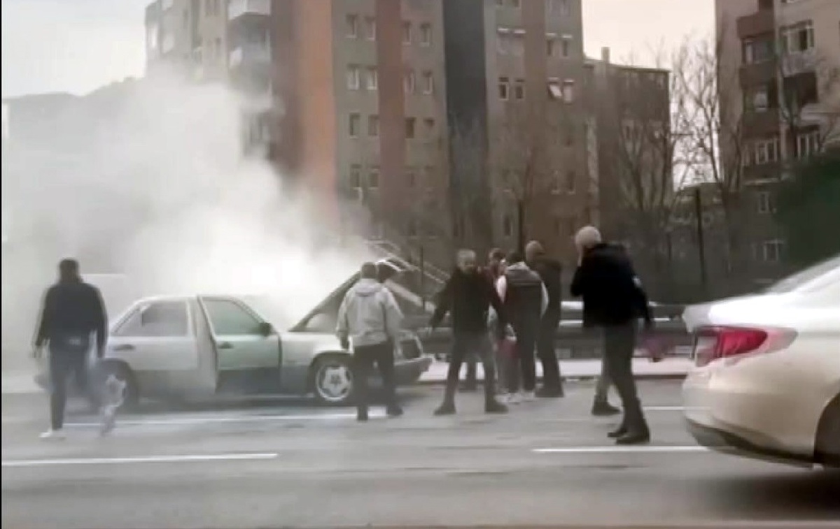 Avcılar\'da Seyir Halindeki Otomobilde Yangın Çıktı