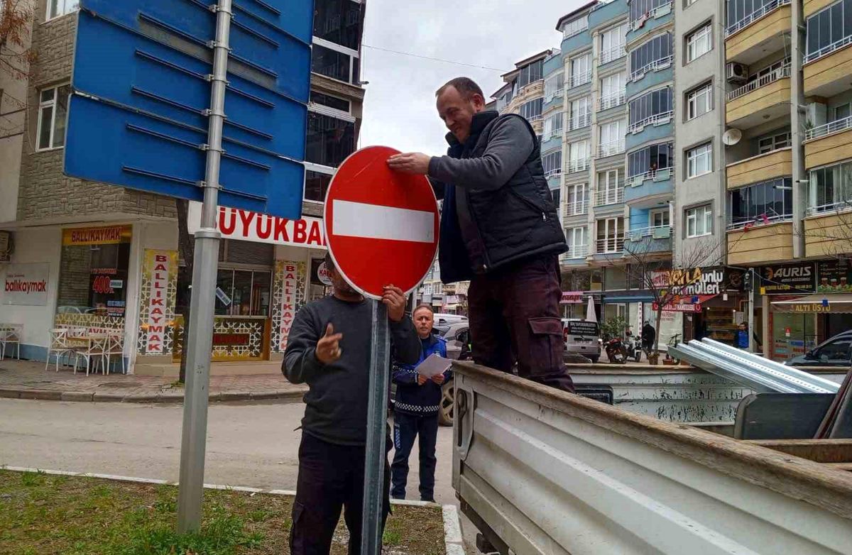 Bafra\'da Trafik Levhaları Yenileniyor