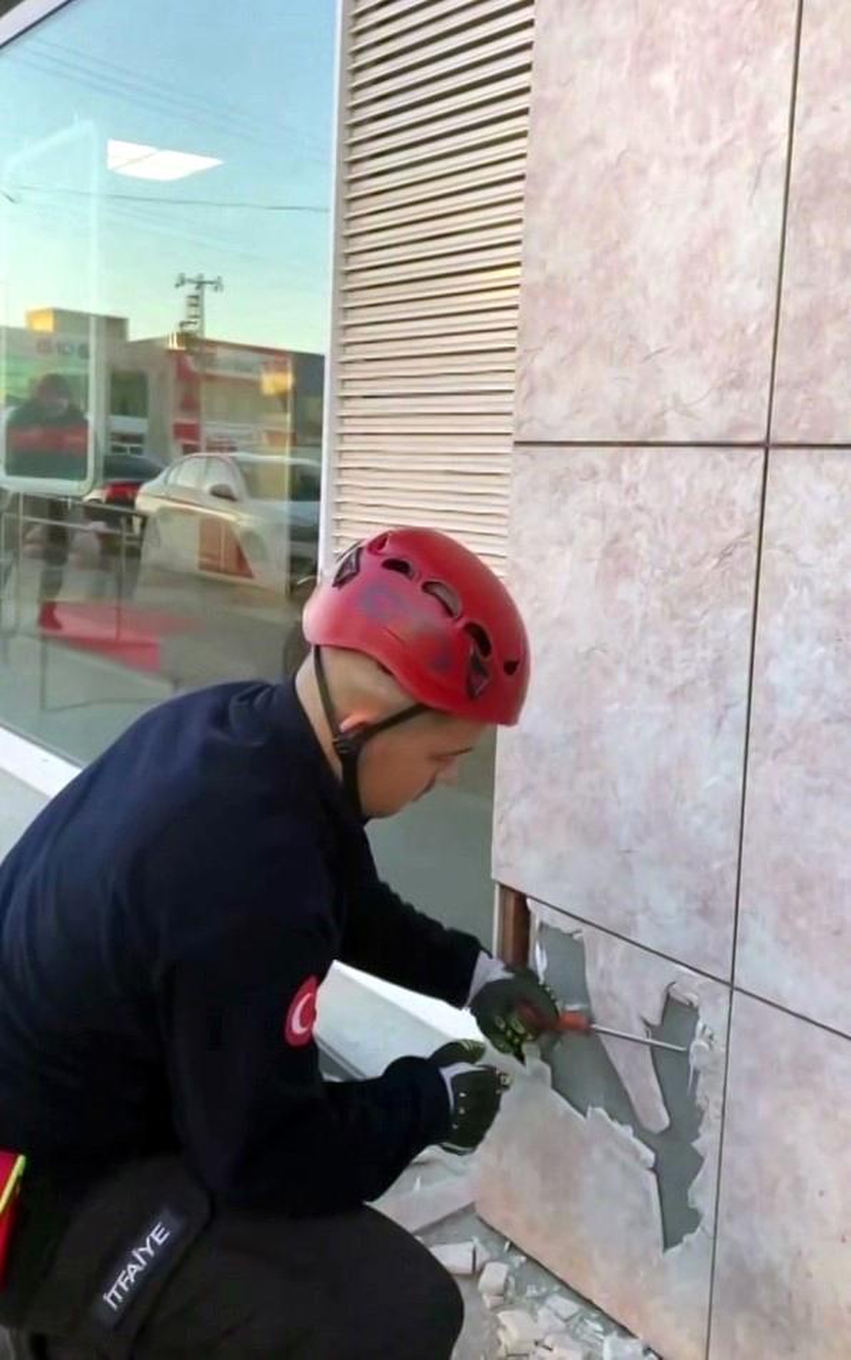 Beton Duvar Arasında Mahsur Kalan Yavru Kedi Kurtarıldı