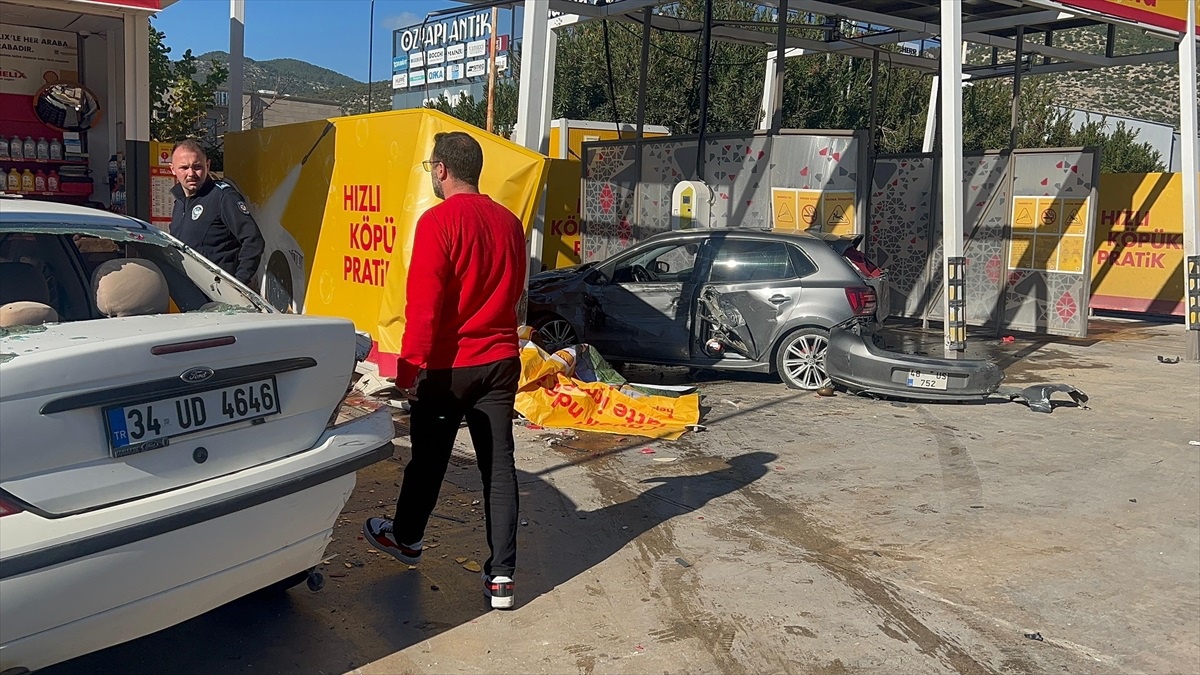Bodrum\'da Trafik Kazası: 1 Ölü, 2 Yaralı