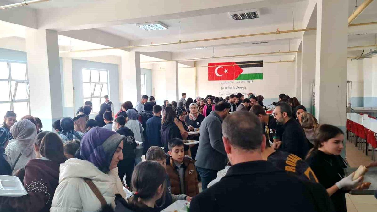 Dicle\'de lise öğrencilerinden Filistin halkına yardım etkinliği