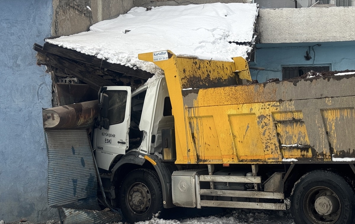 Kamyonun Odunluk Duvarını Yıktığı Kaza