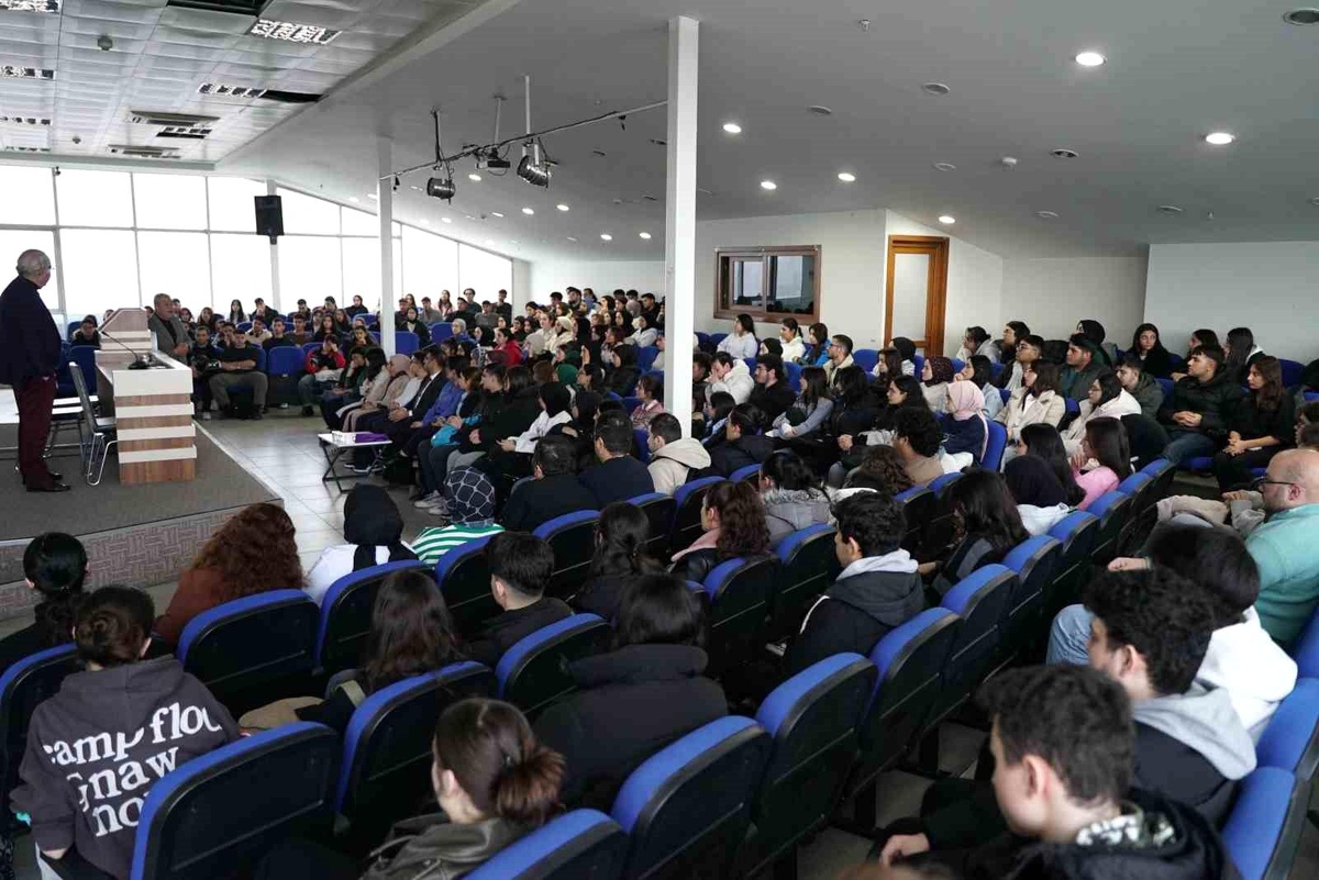 Esenyurt’ta Üniversiteye Hazırlık Söyleşisi Düzenlendi
