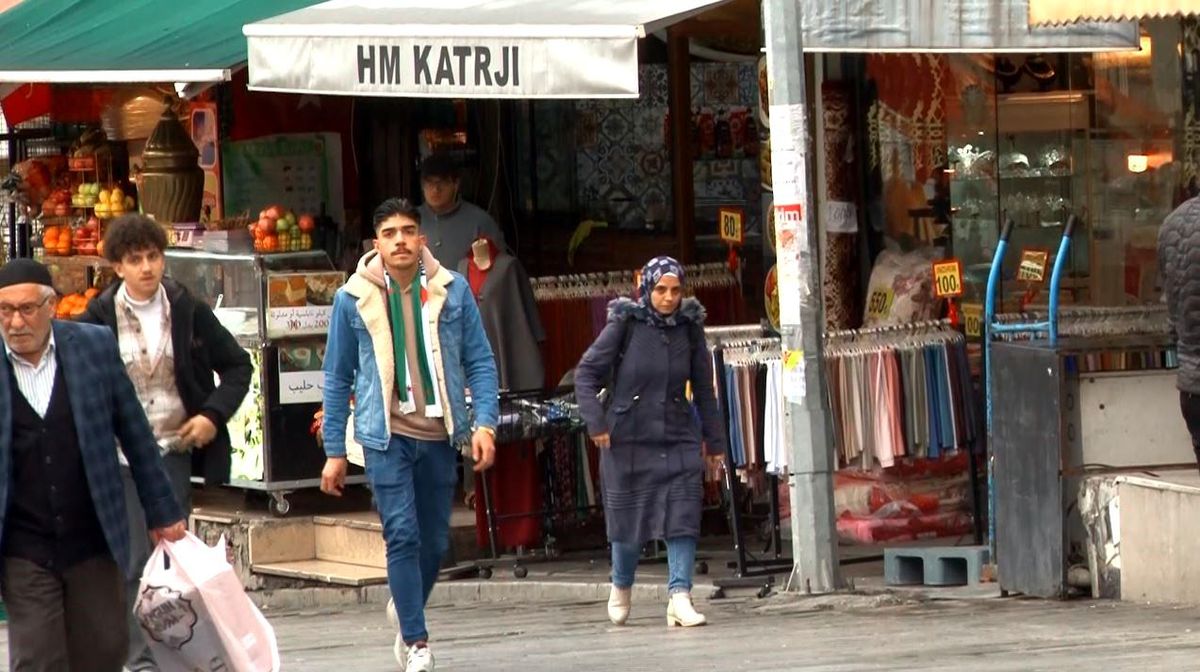 Suriyeliler Esad\'ın Devrilmesini Kutluyor