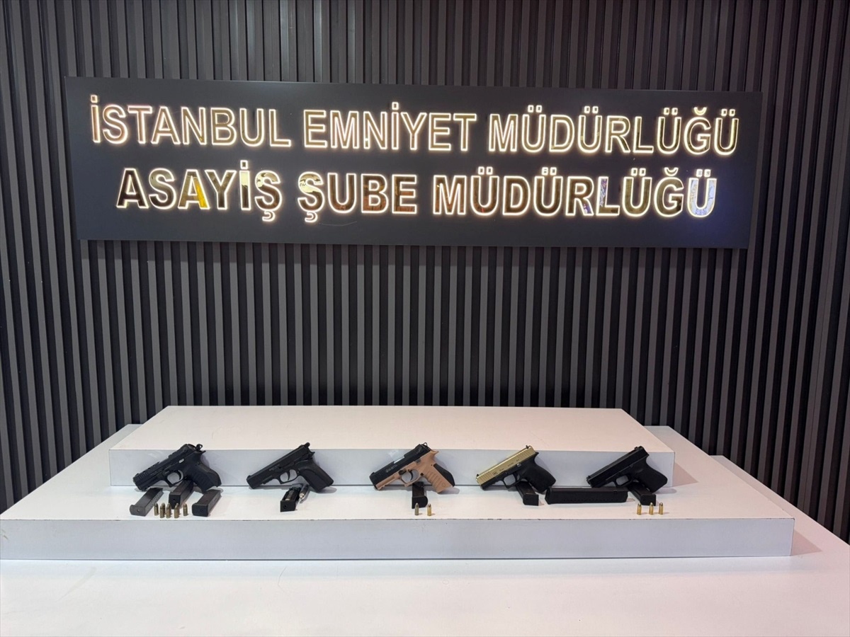Fatih\'te 1.165.000 Dolar ve 825.000 Lira Çalındı