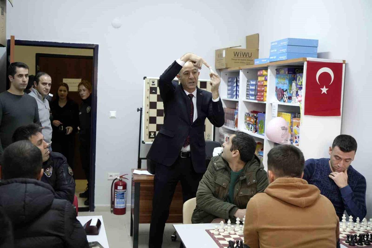 Gümüşhane\'de Polisler Satranç Turnuvası Düzenledi