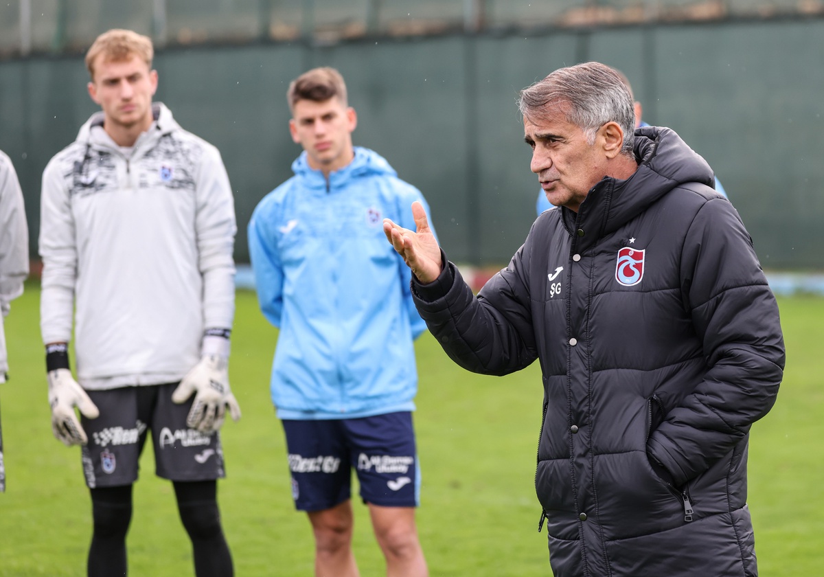 Şenol Güneş U19 Takımını Ziyaret Etti