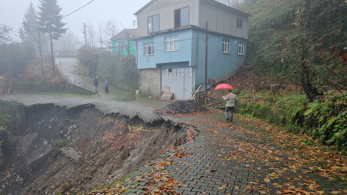 Zonguldak\'ta Heyelan Korkusu: Mahalleliler Yardım Bekliyor