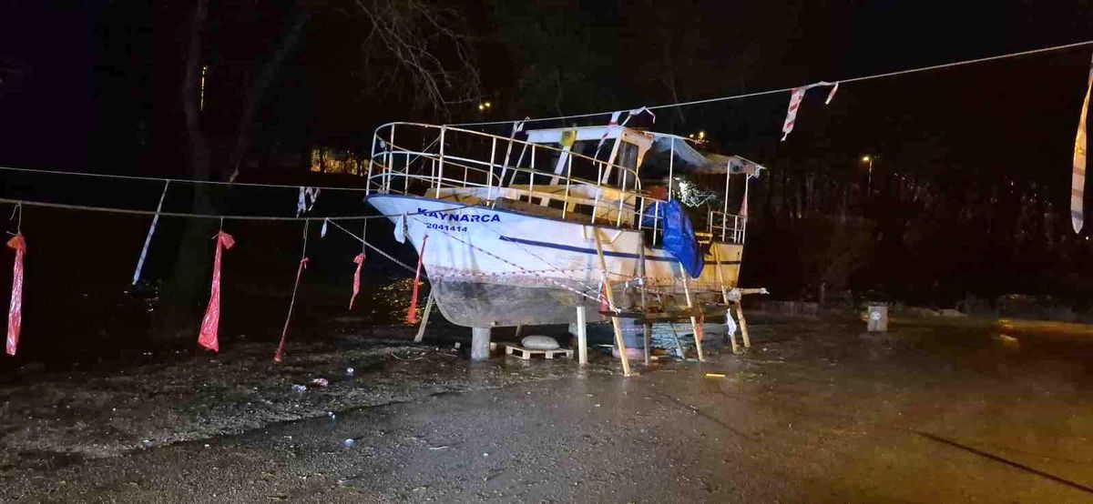 Bartın\'da Gezi Teknesi Arıza Yaptı, Su Seviyesi Yükseldi