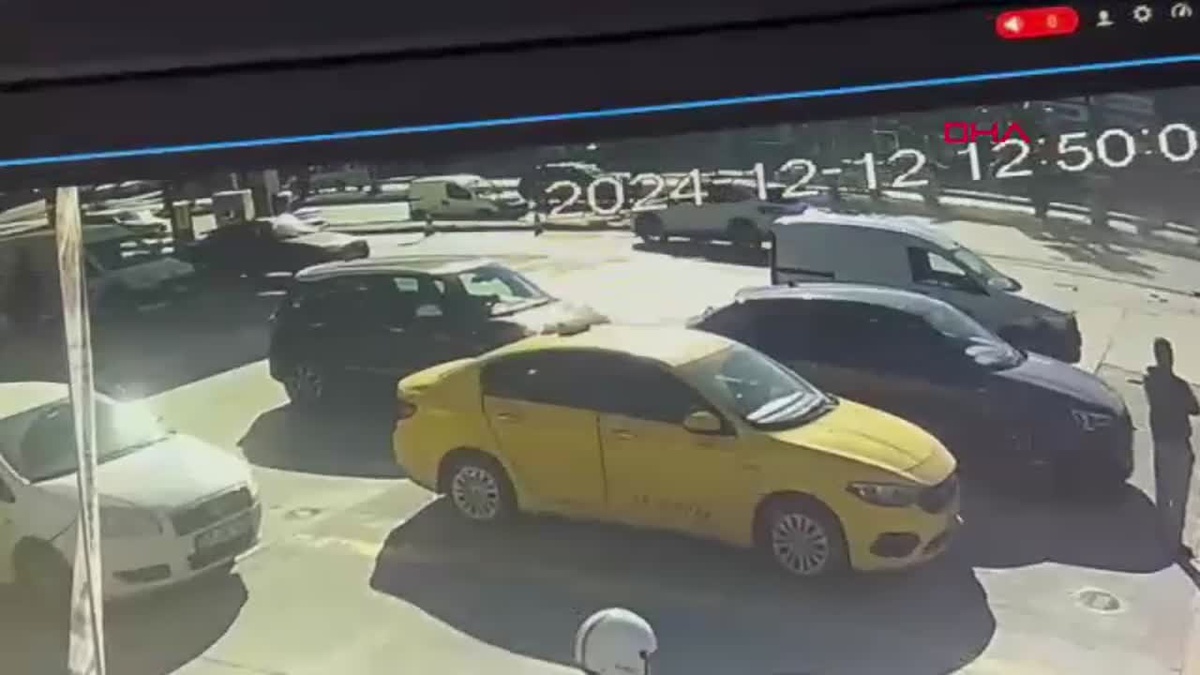 Muğla\'da Kaldırımda Yürüyen Adamı Vuran Araç, Park Halindeki Otomobile Çarptı