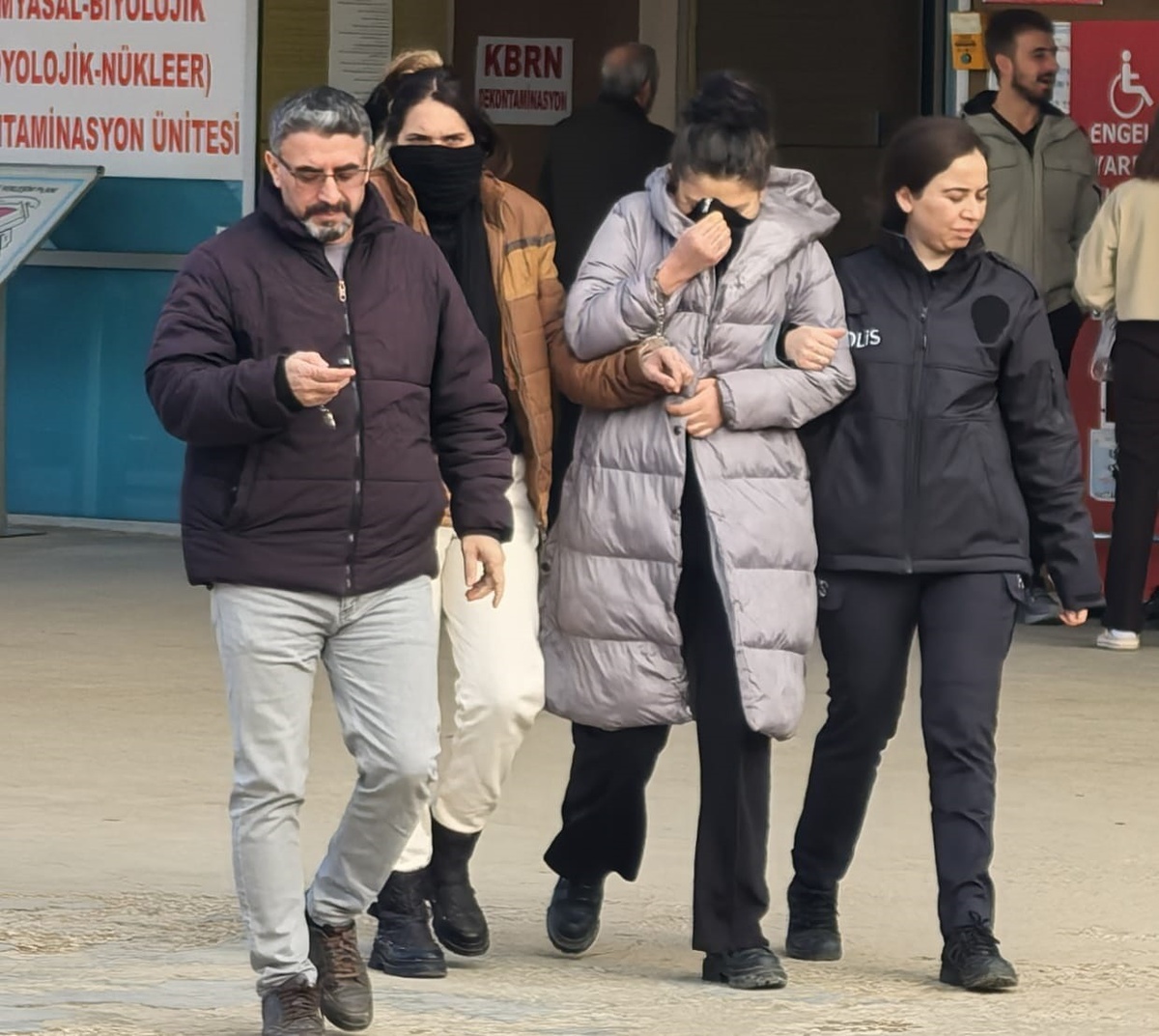 Kredi Kartıyla Hırsızlık Yapan İki Kadın Ev Hapsine Alındı