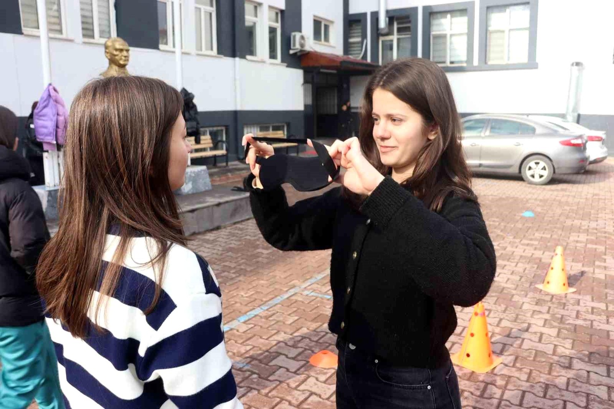 Lise öğrencileri engellilere yönelik ön yargıları yıkmak için empati parkuru oluşturdu