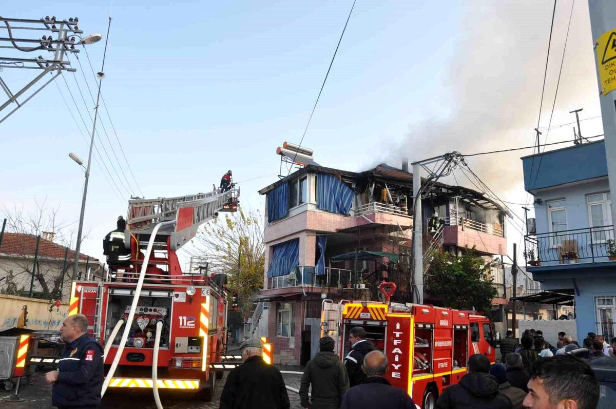 Manisa\'da 3 Katlı Binada Yangın
