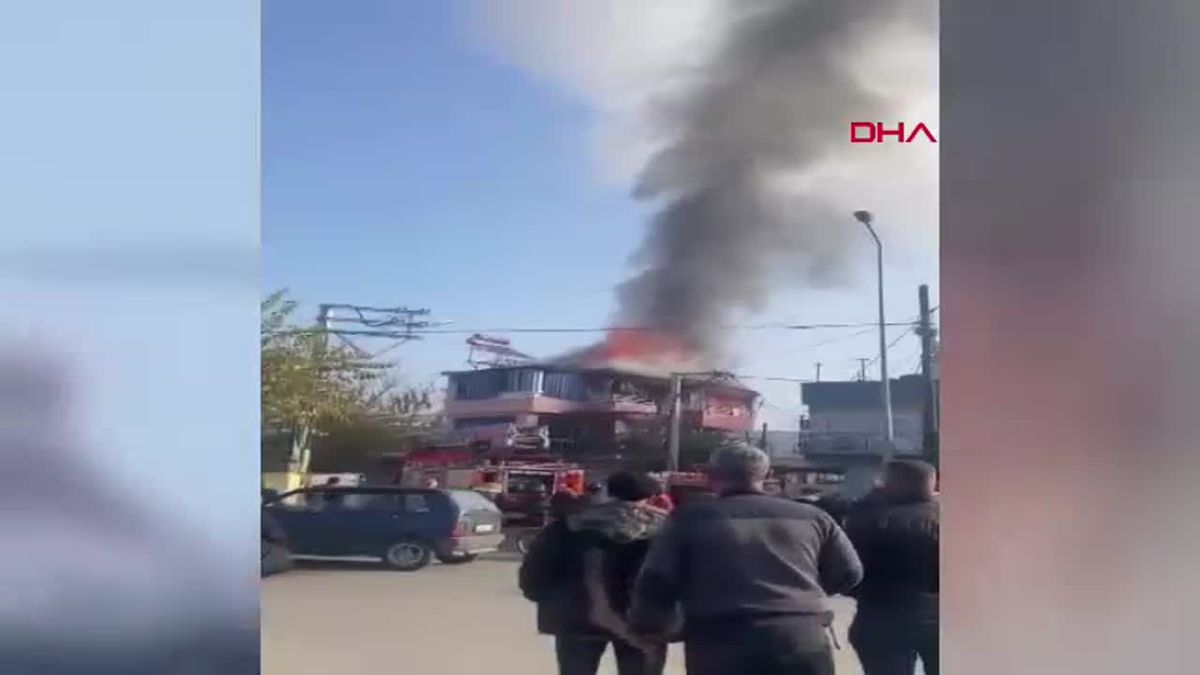 Manisa\'da Üç Katlı Binanın Son Katında Yangın Çıktı