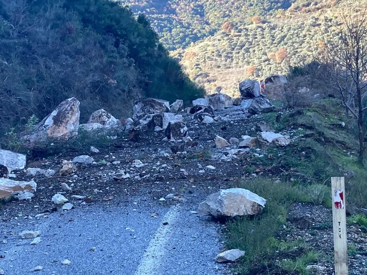 Ödemiş-Köşk Yolu Heyelan Nedeniyle Kapandı