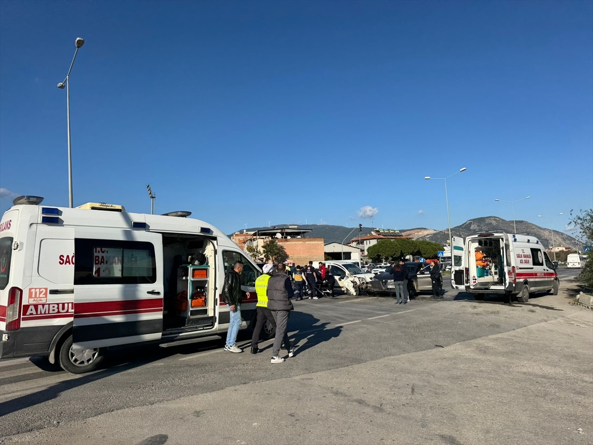 Söke\'de Trafik Kazası: 3 Yaralı