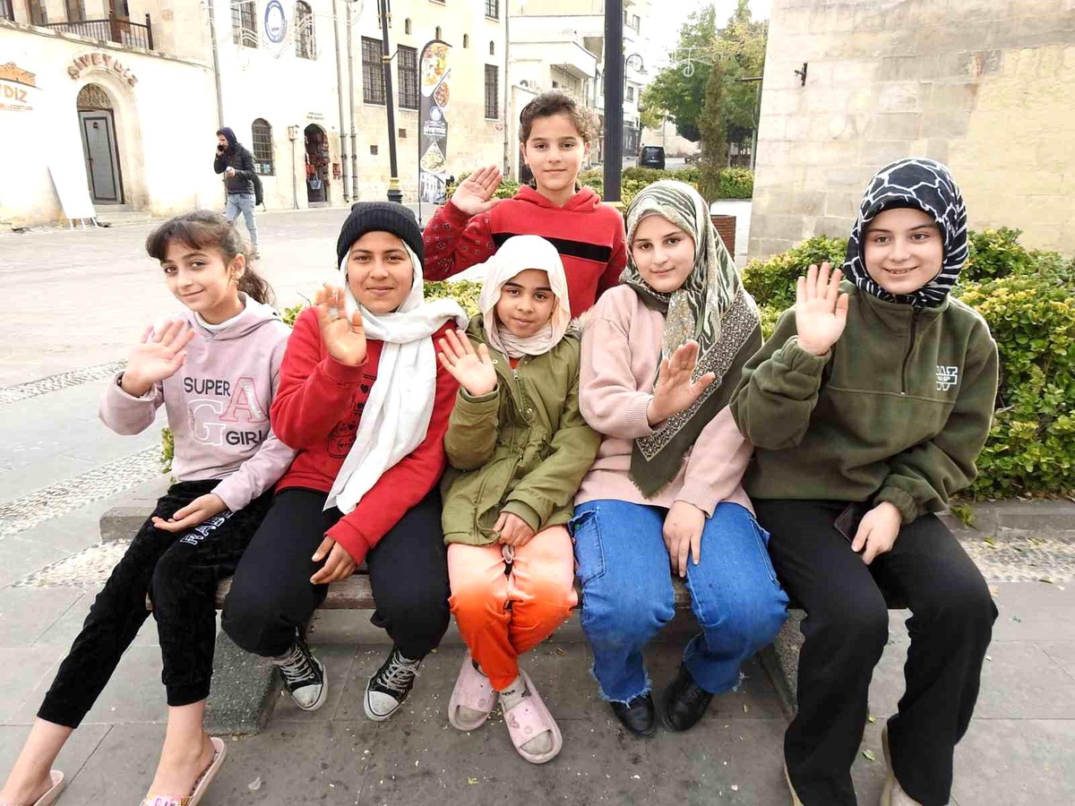 Suriyeli çocuklar hiç görmedikleri ülkelerine gidecek olmanın heyecanını yaşıyor