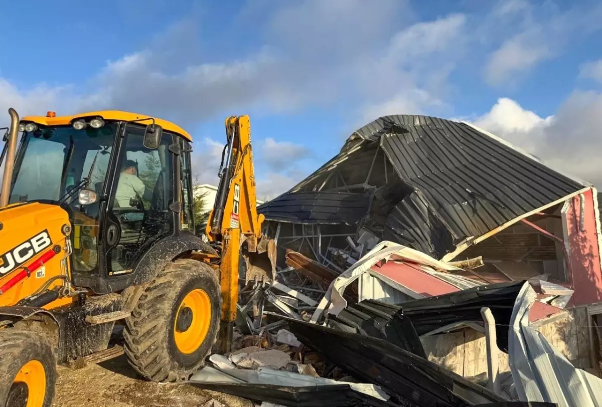 Tepebaşı Belediyesi Kaçak \'Hobi Bahçeleri\'ni Yıkıyor