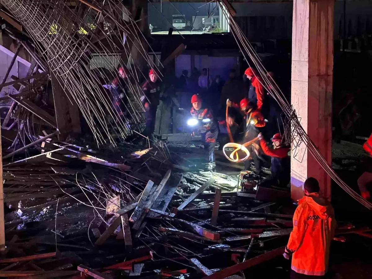 Trabzon\'da İnşaat Iskelesi Çöktü, 3 Yaralı