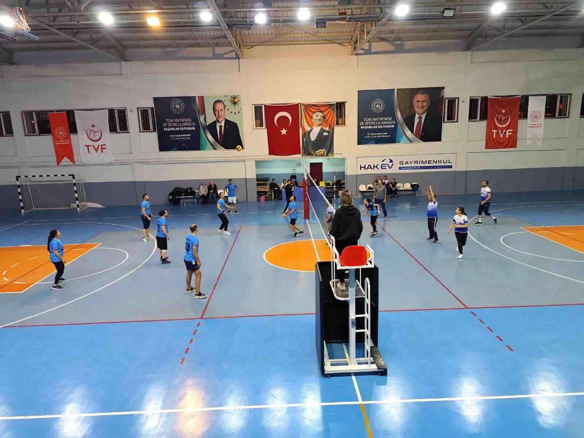 Besni\'de Voleybol Turnuvasında Şampiyon Devlet Hastanesi