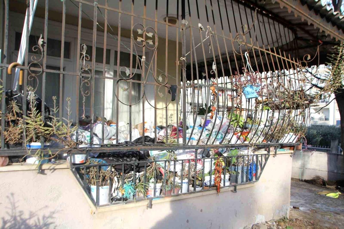 Antalya\'da Yaşlı Kadının Çöp Sorunu Apartman Sakinlerini Zorluyor
