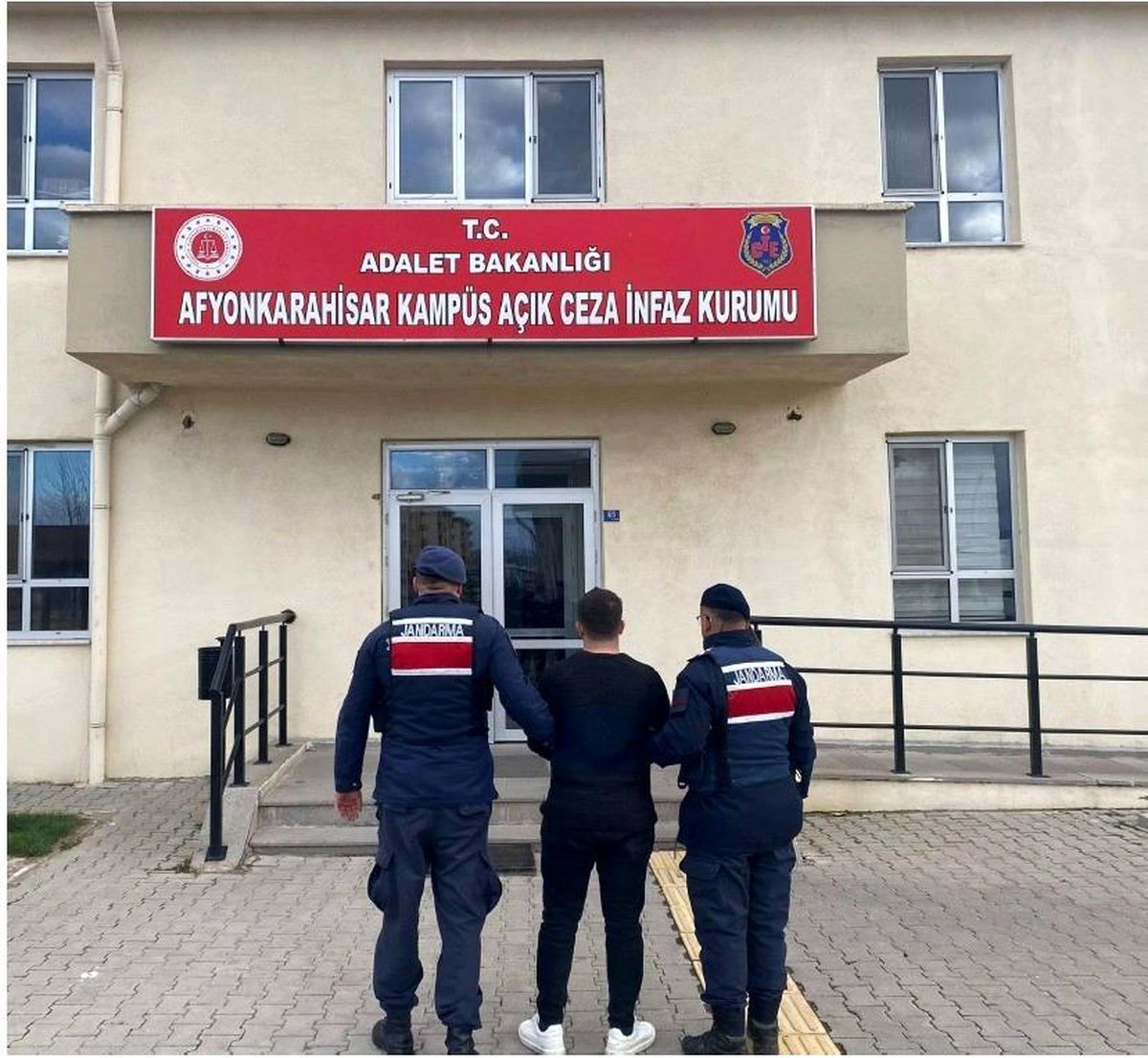 Afyonkarahisar\'da 3 Aranan Şahıs Yakalandı